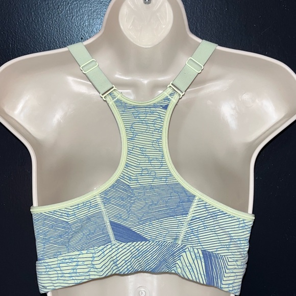 Under armor sports bra. Size medium. - Picture 4 of 7